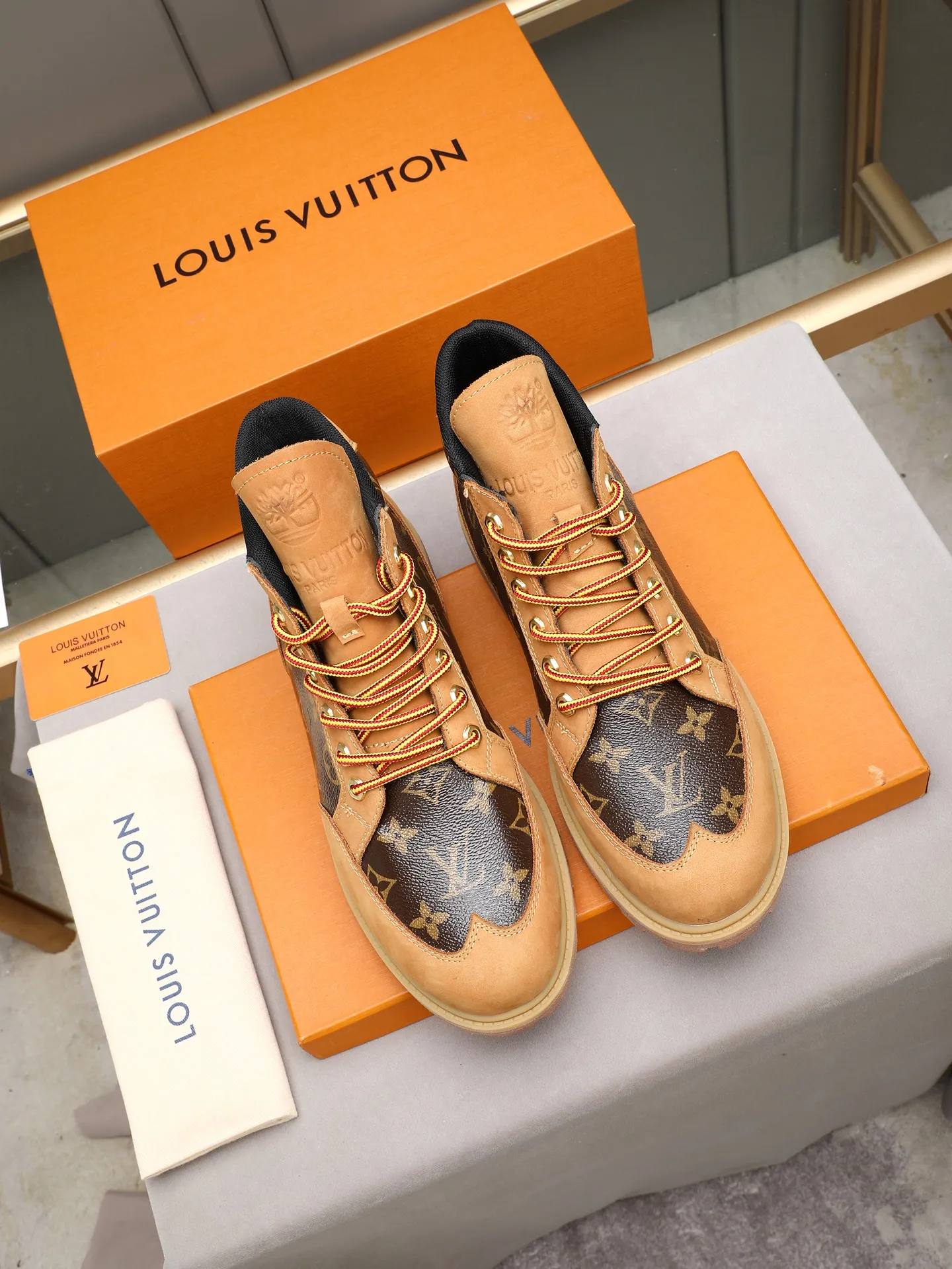 PP460 LOUIS VUITTON ss25 LV donkey brand new thick-soled lace-up big-toe shoes men's casual shoes high-top short boots. These boots are crafted from top-grain calf leather for a lightweight and comfortable fit. The thick EVA outsole is embellished with eye-catching ridges, and the trendy attitude of being both strong and soft makes it an everyday choice. ✔Upper: imported first-layer cowhide ✔Inner lining: sheep lining ✔Outsole: original molded outsole Size: 38-44 (45 customized)